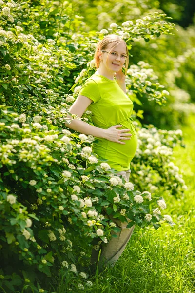 Έγκυος Γυναίκα Ένα Υπόβαθρο Της Φύσης Όμορφη Νεαρή Κοπέλα Μοντέλο — Φωτογραφία Αρχείου