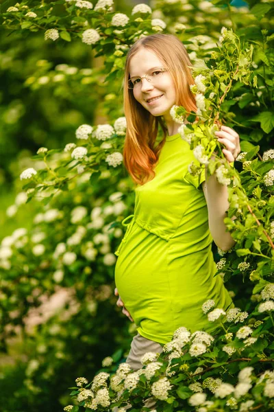 Беременная Женщина Фоне Природы Красивая Молодая Модель Животиком — стоковое фото