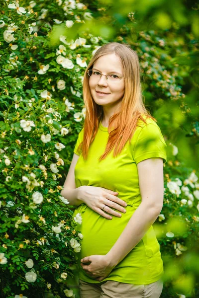 Schwangere Vor Dem Hintergrund Der Natur Schöne Junge Mädchen Modell — Stockfoto