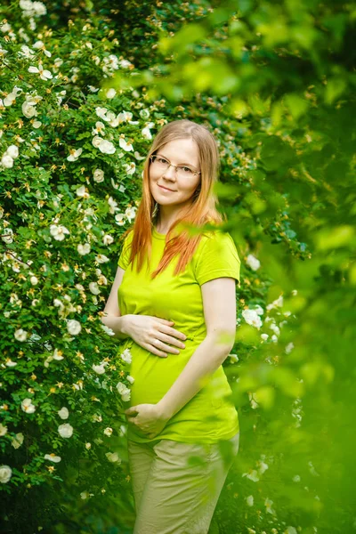 Těhotná Žena Pozadí Přírody Krásná Mladá Dívka Model Bříškem — Stock fotografie