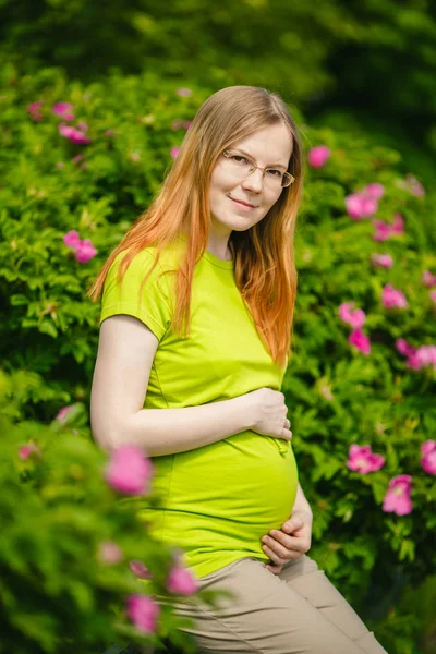 Kobieta Ciąży Tle Przyrody Piękna Młoda Dziewczyna Model Brzucha — Zdjęcie stockowe