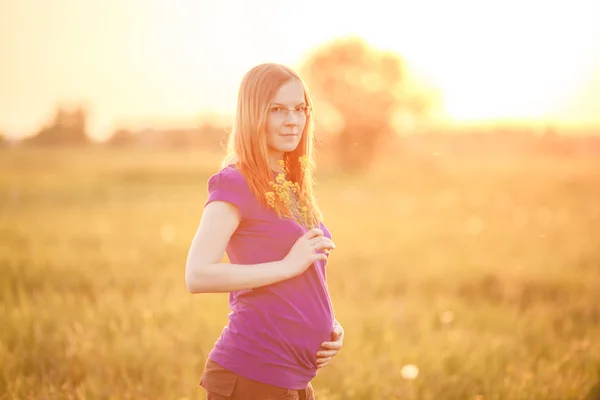 Mulher Grávida Fundo Pôr Sol Natureza Modelo Menina Bonita Com — Fotografia de Stock