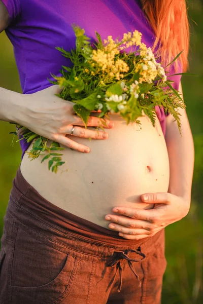 Zwangere Vrouw Een Achtergrond Van Zonsondergang Natuur Mooi Jong Meisje — Stockfoto