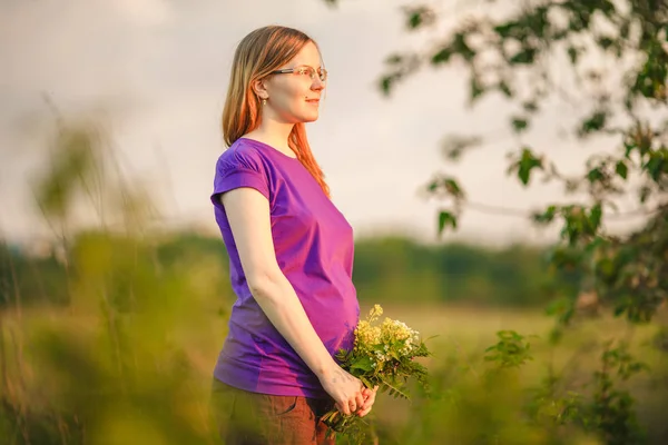 Hamile Kadın Bir Arka Plan Günbatımı Doğa Üzerine Güzel Genç — Stok fotoğraf