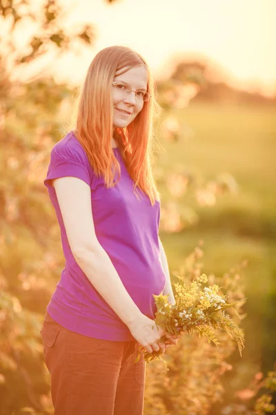 Kobieta Ciąży Tle Zachodu Słońca Natury Piękna Młoda Dziewczyna Model — Zdjęcie stockowe