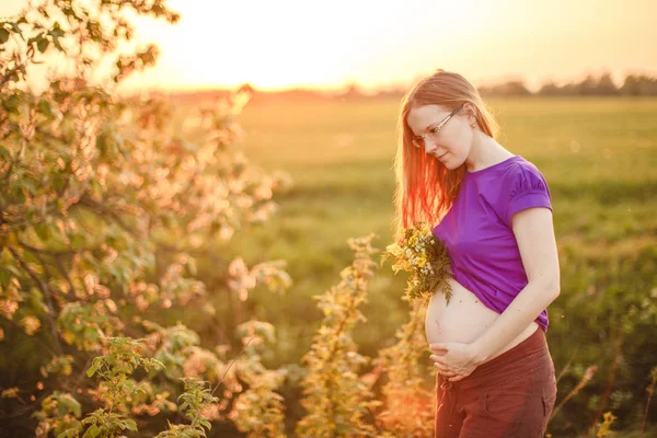 Mujer Embarazada Fondo Puesta Sol Naturaleza Hermosa Joven Modelo Con — Foto de Stock