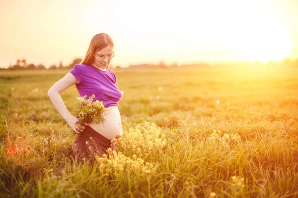 Mulher Grávida Fundo Pôr Sol Natureza Modelo Menina Bonita Com — Fotografia de Stock