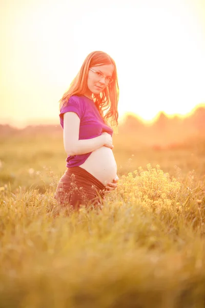 Zwangere Vrouw Een Achtergrond Van Zonsondergang Natuur Mooi Jong Meisje — Stockfoto