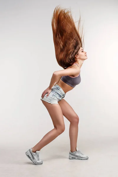 Танцююча Дівчина Танцює Довгим Волоссям Стильна Молода Жінка Тренді Модель — стокове фото