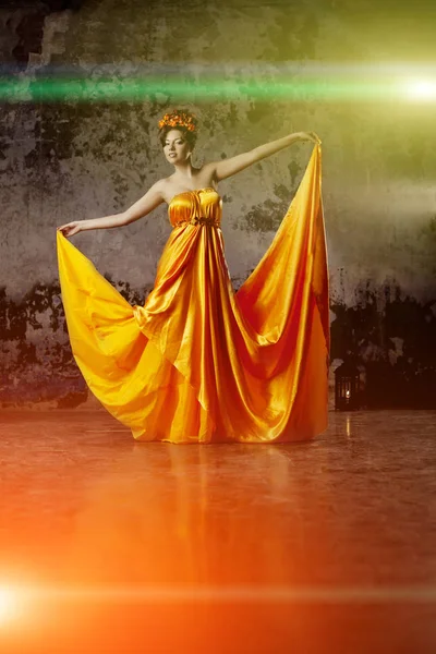 Senhora Luxo Vestido Seda Longa — Fotografia de Stock
