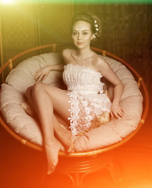 Mujer Elegante Con Maquillaje Creativo Perlas — Foto de Stock