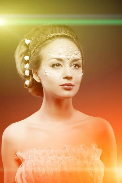 Femme Élégante Avec Maquillage Créatif Perles — Photo