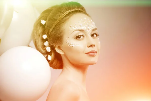 Femme Élégante Avec Maquillage Créatif Perles — Photo