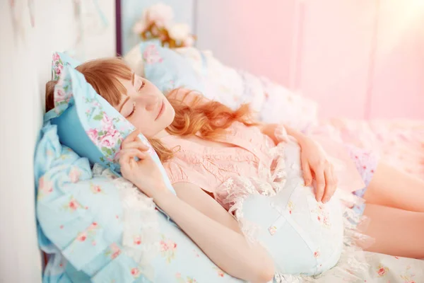 Aranyos Alvás Fiatal Lány — Stock Fotó