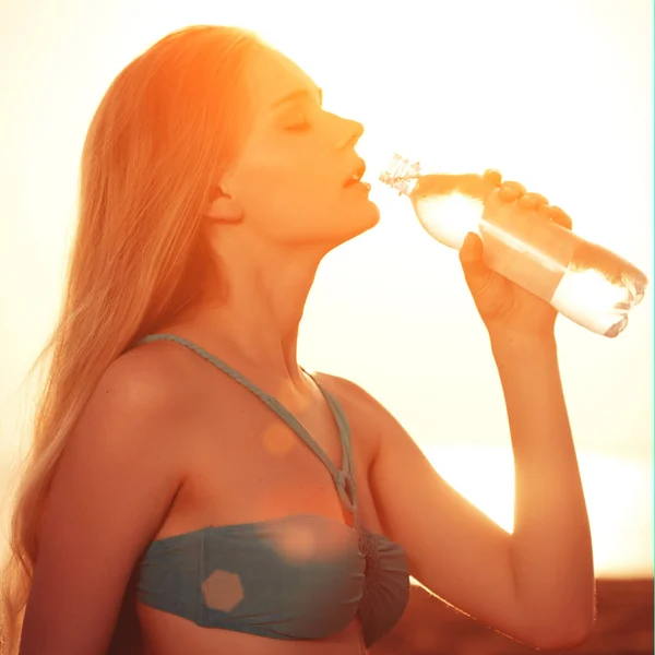 Bella Donna Con Una Bottiglia Acqua Mano Sulla Spiaggia — Foto Stock
