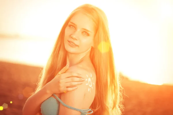 Zonnecrème Een Vrouw Vorm Van Zon Het Strand — Stockfoto