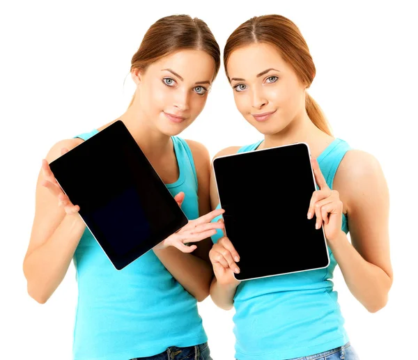 Twins Meisjes Modellen Twee Glimlachende Vrouwen Houden Van Tablet Geïsoleerd — Stockfoto