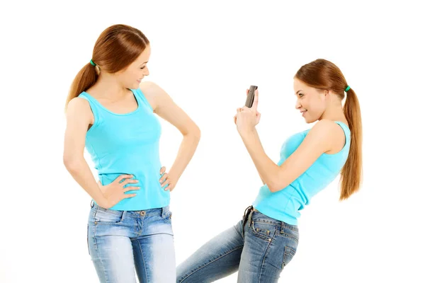 Tvillingar Tjejer Modeller Två Leende Kvinnor Göra Fotot Till Mobiltelefon — Stockfoto