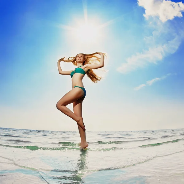 Hermosa Mujer Delgada Playa Junto Mar —  Fotos de Stock