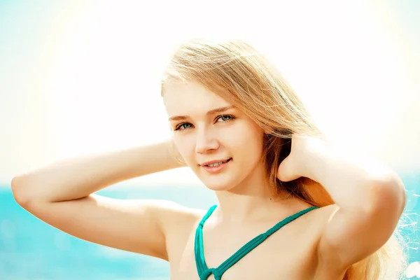 Mooie Slanke Vrouw Het Strand Door Zee — Stockfoto