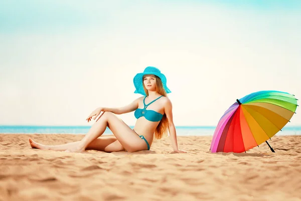 Belle Femme Mince Sur Plage Bord Mer — Photo