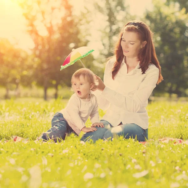 Güzel Anne Bebek Açık Havada Doğada Mutlu Bir Aile Anne — Stok fotoğraf