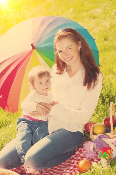 Hermosa Mamá Bebé Aire Libre Familia Feliz Jugando Naturaleza Mamá — Foto de Stock