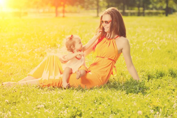 güzel anne ve bebek açık havada. doğada mutlu bir aile. Anne ve bebek. Anne ve çocuk.