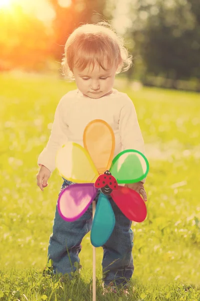 Schattig Klein Babymeisje Gras Aard Buitenshuis — Stockfoto