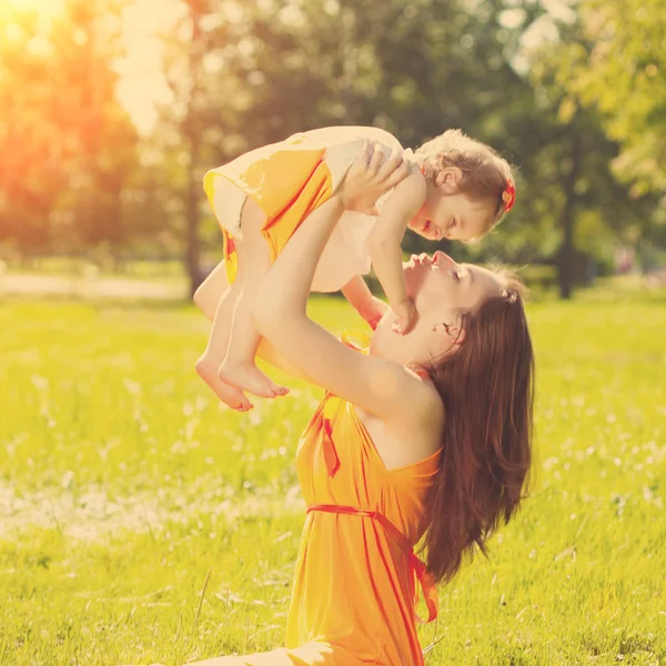 Beautiful Mom Baby Outdoors Happy Family Playing Nature Mom Baby — Stock Photo, Image