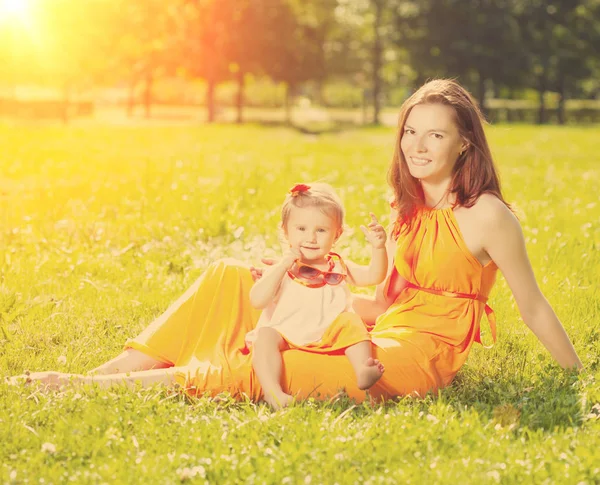 Krásná Maminka Miminko Venku Šťastná Rodina Hraje Přírodě Máma Dítě — Stock fotografie