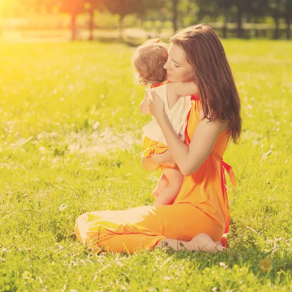 Güzel Anne Bebek Açık Havada Doğada Mutlu Bir Aile Anne — Stok fotoğraf