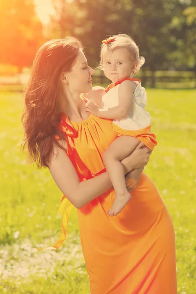 güzel anne ve bebek açık havada. doğada mutlu bir aile. Anne ve bebek. Anne ve çocuk.