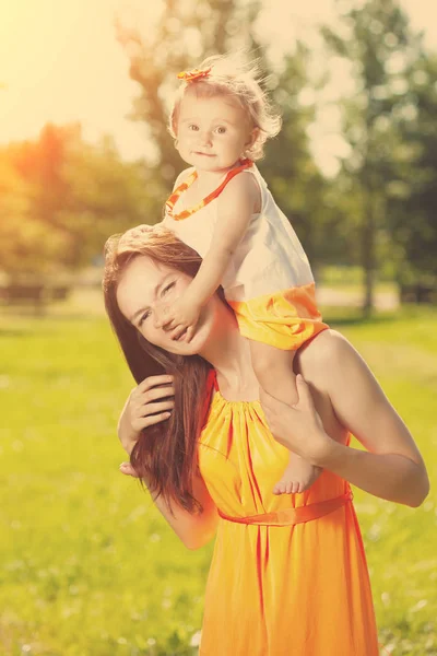 Belleza Mamá Bebé Aire Libre Familia Feliz Jugando Naturaleza Mamá —  Fotos de Stock