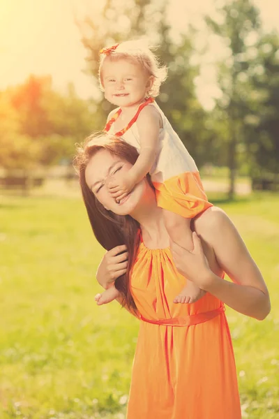 Hermosa Mamá Bebé Aire Libre Familia Feliz Jugando Naturaleza Mamá —  Fotos de Stock