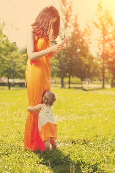 Hermosa Mamá Bebé Aire Libre Familia Feliz Jugando Naturaleza Mamá —  Fotos de Stock