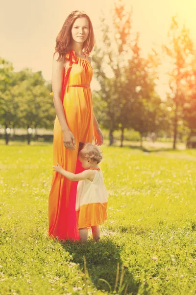 güzel anne ve bebek açık havada. doğada mutlu bir aile. Anne ve bebek. Anne ve çocuk.