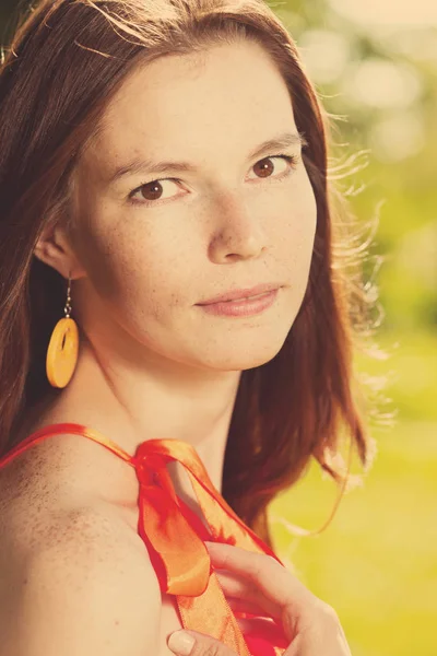 Bella Giovane Donna Sulla Natura Nel Parco Vento Tra Capelli — Foto Stock