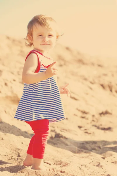 Bonito Pequena Menina Sorridente Praia — Fotografia de Stock