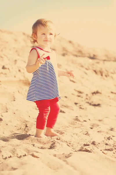 Jolie Petite Fille Souriante Sur Plage — Photo