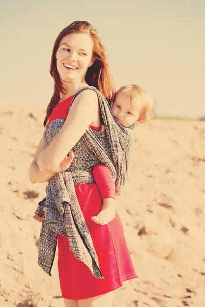 Hermosa Mujer Con Bebé Cabestrillo Mamá Bebé Madre Hijo —  Fotos de Stock