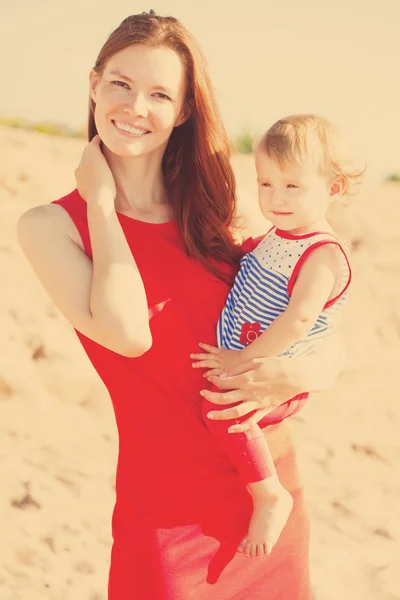 Belleza Mamá Bebé Aire Libre Familia Feliz Jugando Playa Mamá —  Fotos de Stock