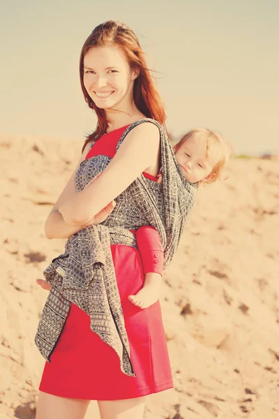 Belle Femme Avec Bébé Fronde Maman Bébé Mère Enfant — Photo