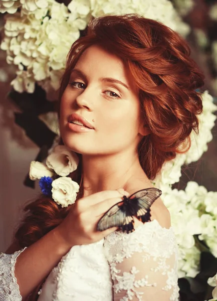 Piękna Panna Młoda Luksusowe Wnętrze Kwiatami Motyl — Zdjęcie stockowe