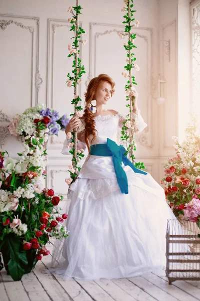 Linda Princesa Modelo Menina Palácio Com Flores Noiva Com Vestido — Fotografia de Stock