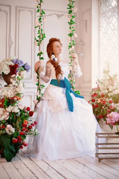 Schöne Mädchen Modell Prinzessin Palast Mit Blumen Braut Weißen Kleid — Stockfoto