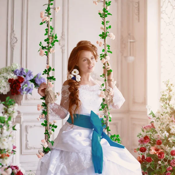 花の宮殿の美しい少女モデル姫 白いドレスを着た花嫁 豪華なヴィンテージ インテリアで女性 — ストック写真