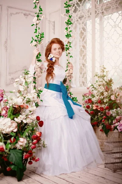 美丽的女孩模型公主在宫殿与花 穿白色裙子的新娘在豪华的复古内饰的妇女 — 图库照片