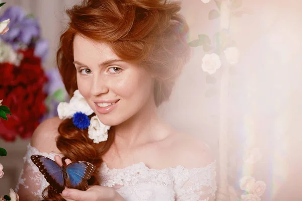 Piękna Dziewczyna Model Księżniczka Pałacu Kwiatami Panna Młoda Białej Sukni — Zdjęcie stockowe