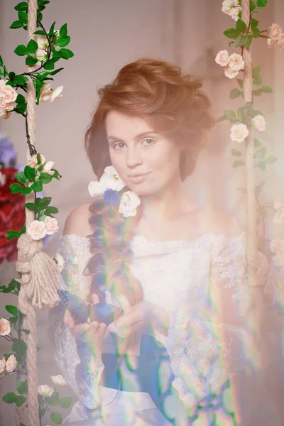 Όμορφο Κορίτσι Μοντέλο Πριγκίπισσα Στο Παλάτι Λουλούδια Νύφη Ένα Λευκό — Φωτογραφία Αρχείου